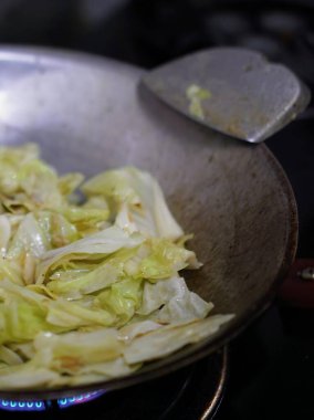 İçinde bir sürü yiyecek olan bir tavanın fotoğrafı..