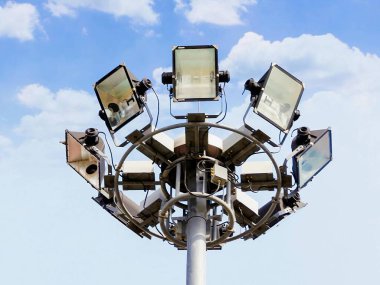 Üzerinde birden fazla ışık olan bir sokak lambasının fotoğrafı..