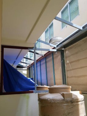 Duvarları mavi muşamba kaplı bir odanın fotoğrafı..