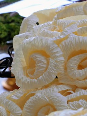 Masadaki bir demet beyaz çiçeğin fotoğrafı..