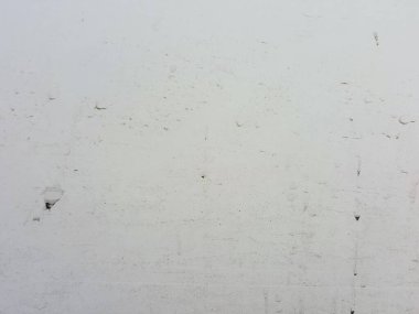 Yangın musluğu ve yangın musluğu olan beyaz bir duvarın fotoğrafı..