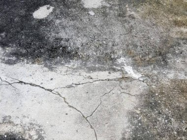 Yolun kenarında duran yangın musluğunun fotoğrafı..