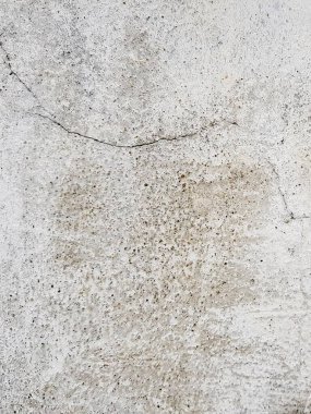 Siyah beyaz yangın musluğu olan beyaz bir duvarın fotoğrafı..