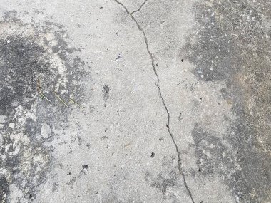 Beton yüzeydeki kırık bir yangın musluğunun fotoğrafı..