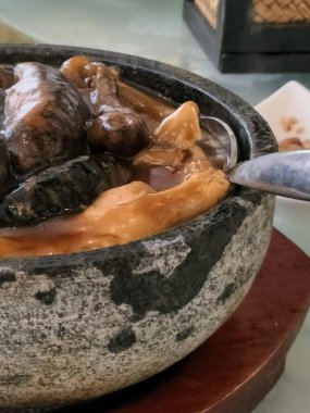 İçinde kaşık olan bir kase yemeğin fotoğrafı..