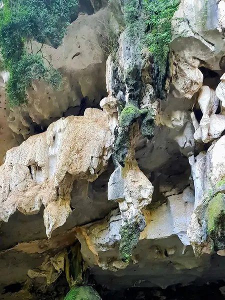 Una Fotografía Una Cueva Con Una Pequeña Cascada Una Pequeña — Foto de Stock