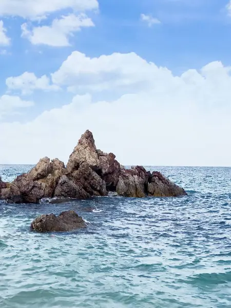 Una Fotografía Una Roca Océano Con Barco Fondo — Foto de Stock