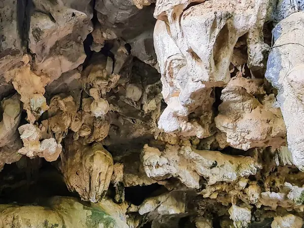 Una Fotografía Una Cueva Con Una Pequeña Cueva Como Estructura — Foto de Stock