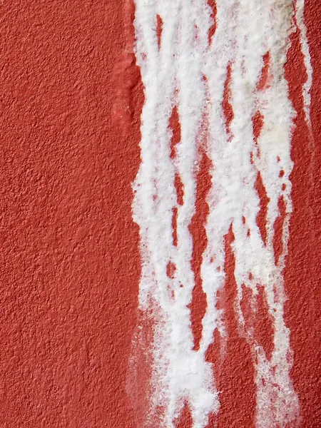 Una Fotografía Una Pared Roja Con Pintura Blanca Una Boca — Foto de Stock