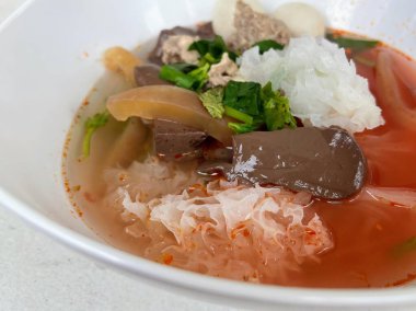 Etli, sebzeli ve pirinçli bir çorba kasesinin fotoğrafı..