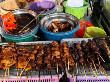 Masanın üzerinde bir sürü farklı yemek çeşidi olan bir fotoğrafı..