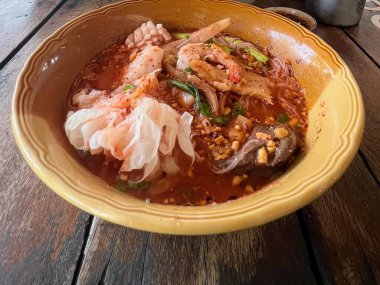 Masadaki bir kase yemeğin bir fincan kahveyle fotoğrafı..