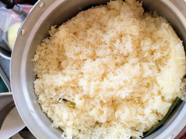 Bir kap pilavın fotoğrafı, kaşık ve kaşıkla..