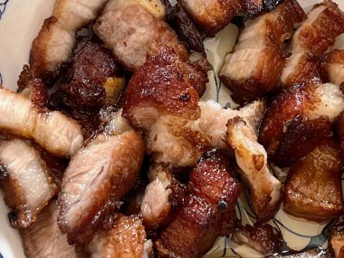 Bir tabak soslu etin fotoğrafı..