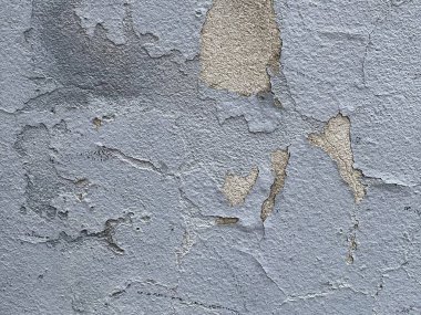 Duvarın kabuğu soyulmuş bir resim ve dur işareti..