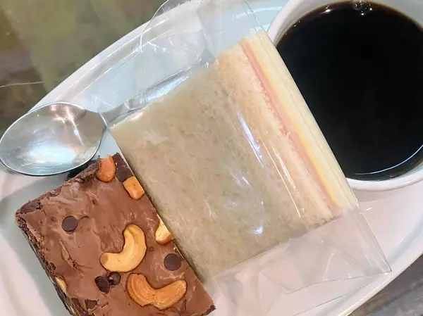 Bir tabak yemeğin bir fincan kahveyle fotoğrafı..