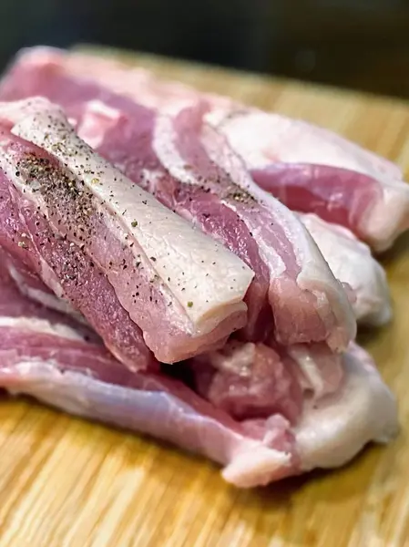 Kesme tahtasındaki çiğ et yığınının fotoğrafı..