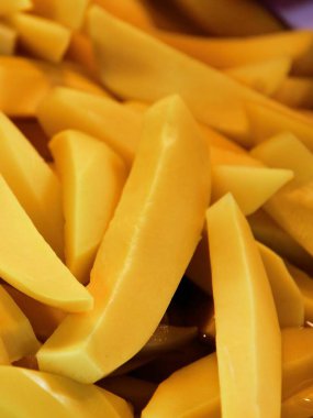 Tabakta kesilmiş bir patates yığınının fotoğrafı..