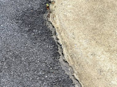 Yolun kenarında duran yangın musluğunun fotoğrafı..