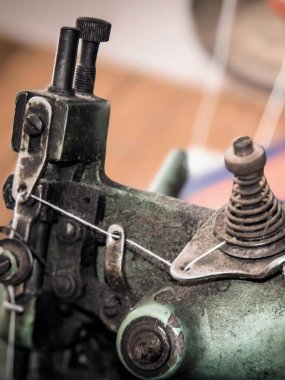 İğne ve iplikle dikiş makinesinin fotoğrafı..