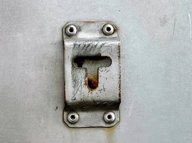 Paslı metal mandalı olan metal bir kapı kolunun fotoğrafı..