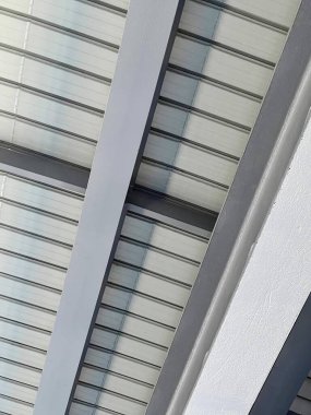 Gökyüzü arkaplanı olan bir binanın üzerindeki saatin fotoğrafı..