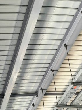 Bir binanın tavanından sarkan saatin fotoğrafı..