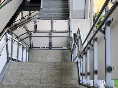 Bir sürü beyaz sandalyeli bir merdivenin fotoğrafı..