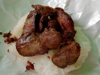 Et ve pirinçli bir tabak yemeğin fotoğrafı..