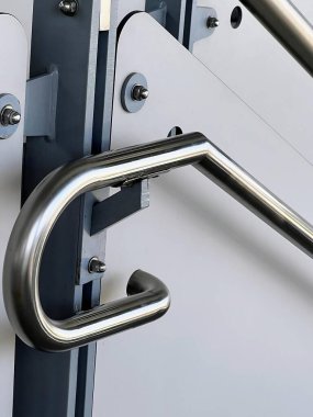 Metal bir tırabzanın yakın plan fotoğrafı..