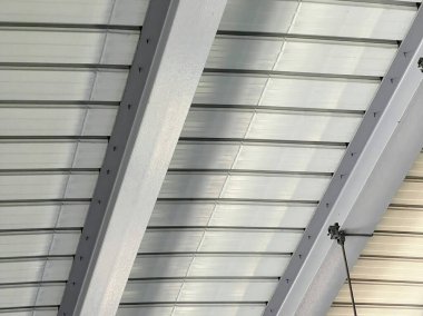 Bir binanın tavanından sarkan saatin fotoğrafı..