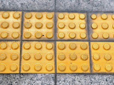 Sarı tuğlalı kaldırımın bir sürü sarı daireli fotoğrafı..