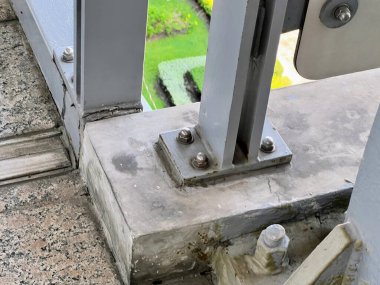 Bir kapı kolu ve mandalı olan metal bir kapının fotoğrafı..