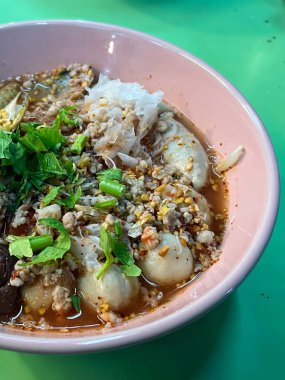 Et ve sebzeli bir kase yemeğin fotoğrafı..