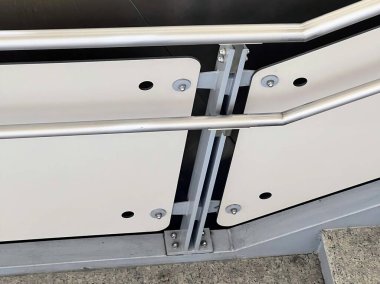 Siyah üst ve beyaz çekmeceleri olan metal bir masanın fotoğrafı..