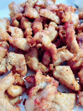 Çatalla bir tabak kızarmış yemeğin fotoğrafı..