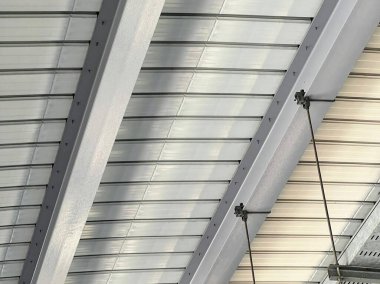 Bir binanın tavanından sarkan saatin fotoğrafı..