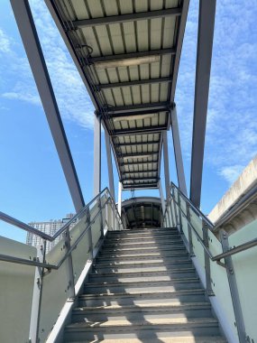 Gökyüzü arkaplanı olan bir binaya çıkan merdiven fotoğrafı..