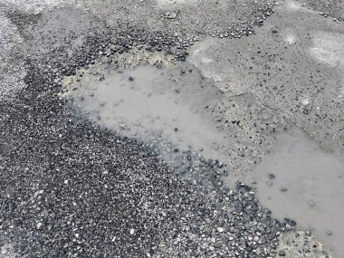 İçinde yangın musluğu olan bir çukurun fotoğrafı..