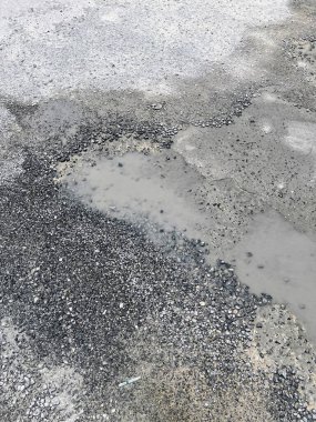 İçinde yangın musluğu olan bir çukurun fotoğrafı..