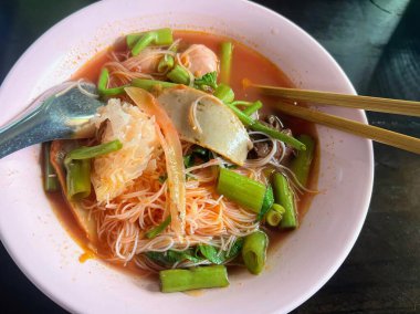 Erişte ve sebzeli bir kase çorbanın fotoğrafı..