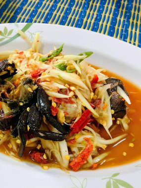 Çatal ve kaşıkla bir tabak yemeğin fotoğrafı..