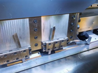 Metal parçaları makineyle kesen bir makinenin fotoğrafçılığı.