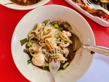 Bir kase etli ve sebzeli eriştenin fotoğrafı..