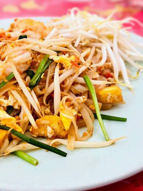 Erişte ve etli bir tabak yemeğin fotoğrafı..