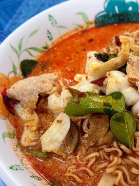 Bir kase etli ve sebzeli eriştenin fotoğrafı..