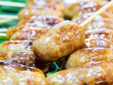 Çubuk kürdanlı köfte tabağının fotoğrafı..