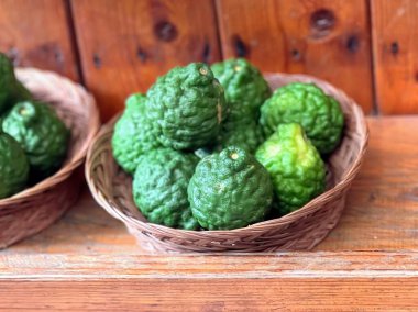 Tahta bir masanın üzerinde duran yeşil meyve sepetinin fotoğrafı..