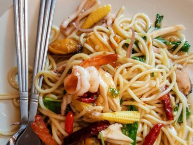 Karides ve sebzeli erişte tabağının fotoğrafı..