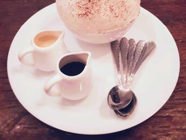 Tabakta bir kase çorba, kaşık ve kaşık var..